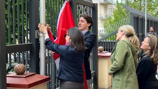 IsabelleValois6's tweet photo. 8/5/22 👉77th anniversary of the end of WW2. A few minutes ago, PM Trudeau and Amb Galadza with Ministers Freeland and Joly, have raised the flag to mark the reopening of the 🇨🇦 embassy in 🇺🇦. I applaud/salute the powerful message and courage of my colleagues. https://t.co/sFo2AGNUVL