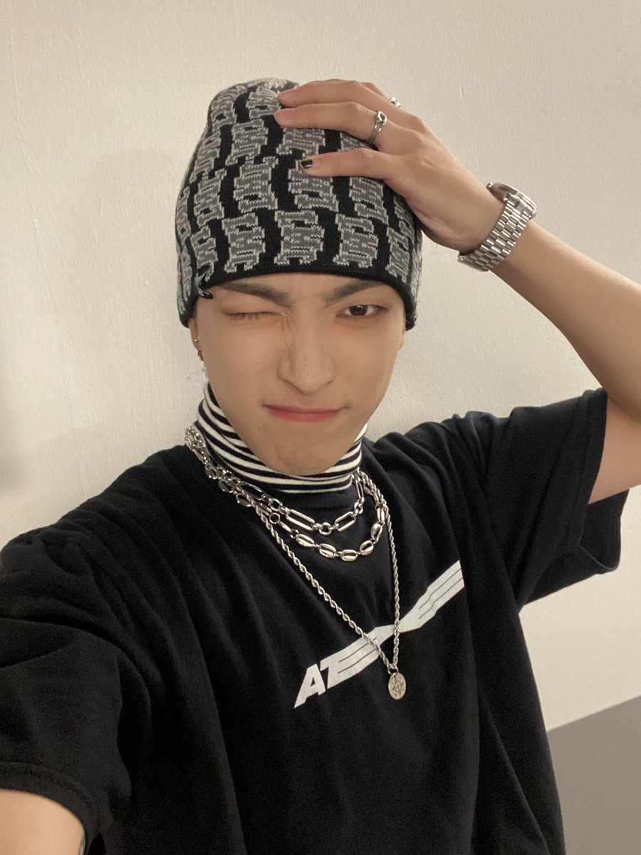 S2lomatzve's tweet photo. [🪐💬] 220509 #쭝니버스 🖤🤍
hongjoong 🪐 pm | (8th) 11:08 - 11:09 PM CEST | (9th) 6:08 - 6:09 AM KST 

🐿️: "🖐🏻🖐🏻🖐🏻"
🐿️: "i came for a while ~"
🐿️: "📷"
🐿️: "📷"
🐿️: "📷" https://t.co/pCdXr5zNfb
