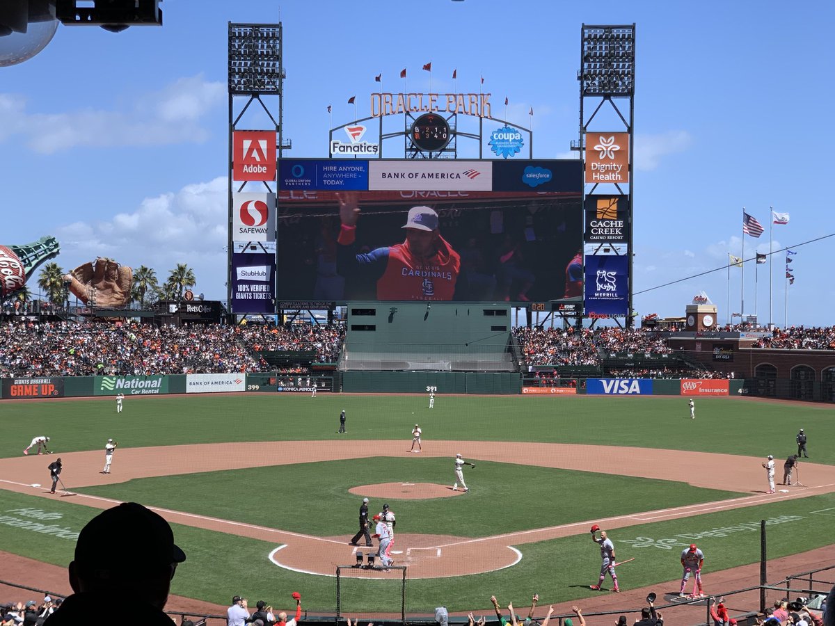 #SFGiants become the first team to acknowledge last visits from Molina (waving, scoreboard) and Pujols (cap tipping, lower right). Round of applause from crowd. #stlcards