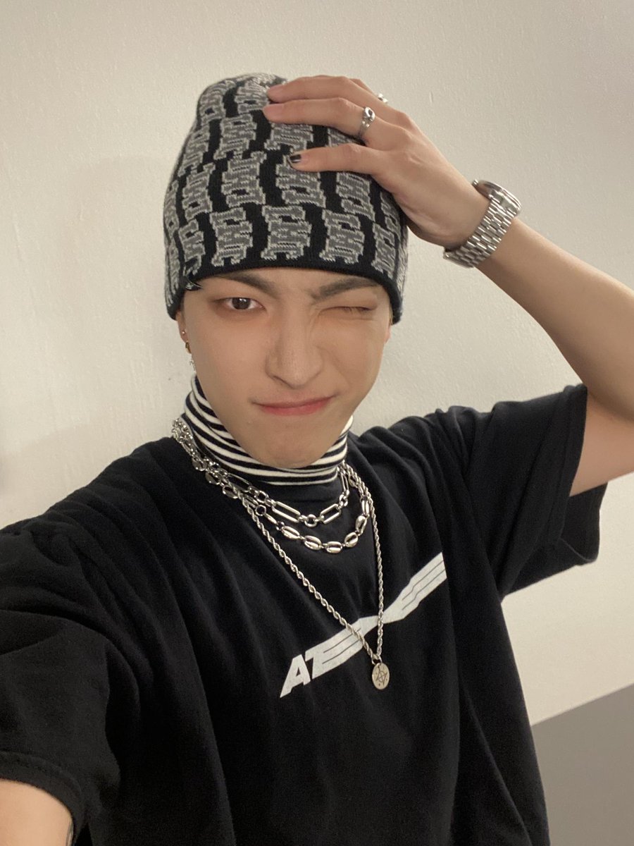 S2lomatzve's tweet photo. [🪐💬] 220509 #쭝니버스 🖤🤍
hongjoong 🪐 pm | (8th) 11:08 - 11:09 PM CEST | (9th) 6:08 - 6:09 AM KST 

🐿️: "🖐🏻🖐🏻🖐🏻"
🐿️: "i came for a while ~"
🐿️: "📷"
🐿️: "📷"
🐿️: "📷" https://t.co/pCdXr5zNfb