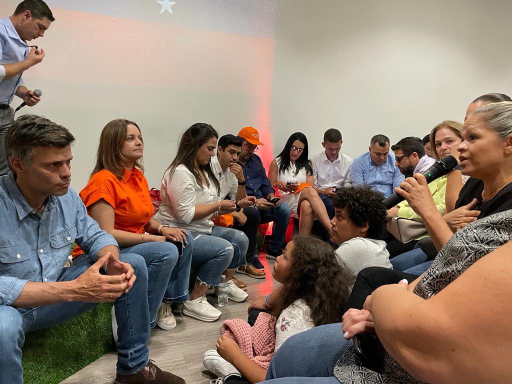 leopoldolopez's tweet photo. Estuvimos reunidos con militantes de @VoluntadPopular en Miami, luchadores, que tuvieron que salir de nuestro país en busca de un mejor futuro para ellos y sus familias, pero que como yo tenemos la convicción de seguir trabajando por recuperar la libertad y la democracia de #Vzla https://t.co/kbimDvfj40