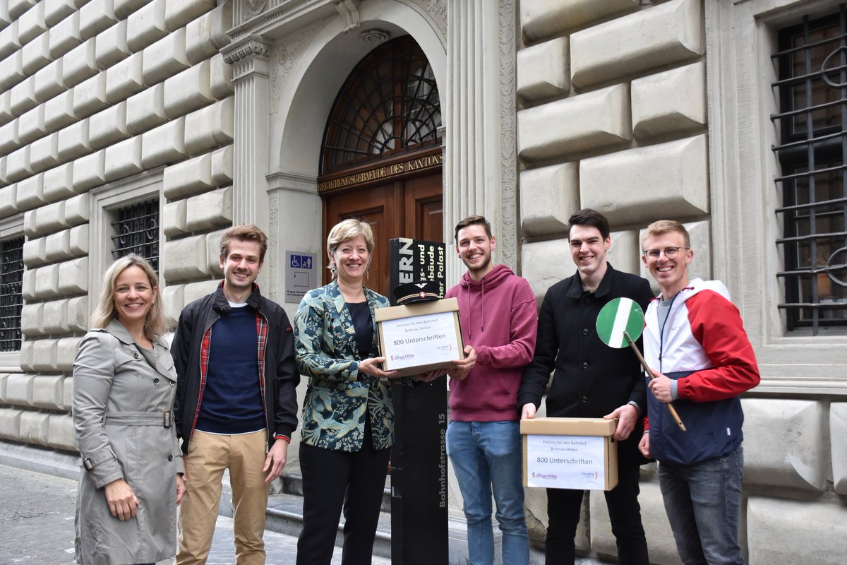 DieJungeMitteWS's tweet photo. Wir haben dem Regierungsrat unsere erste Petition überreicht!🥳 

Im neuen ÖV Bericht vom Kanton Luzern ist vorgesehen, dass 2035 keine Züge mehr am Bahnhof Brittnau-Wikon anhalten. Wir wollen keinen Abbau des ÖV und haben 800 Unterschriften gesammelt📃

https://t.co/WI6SEOcY4I https://t.co/f7CrHC9D5C