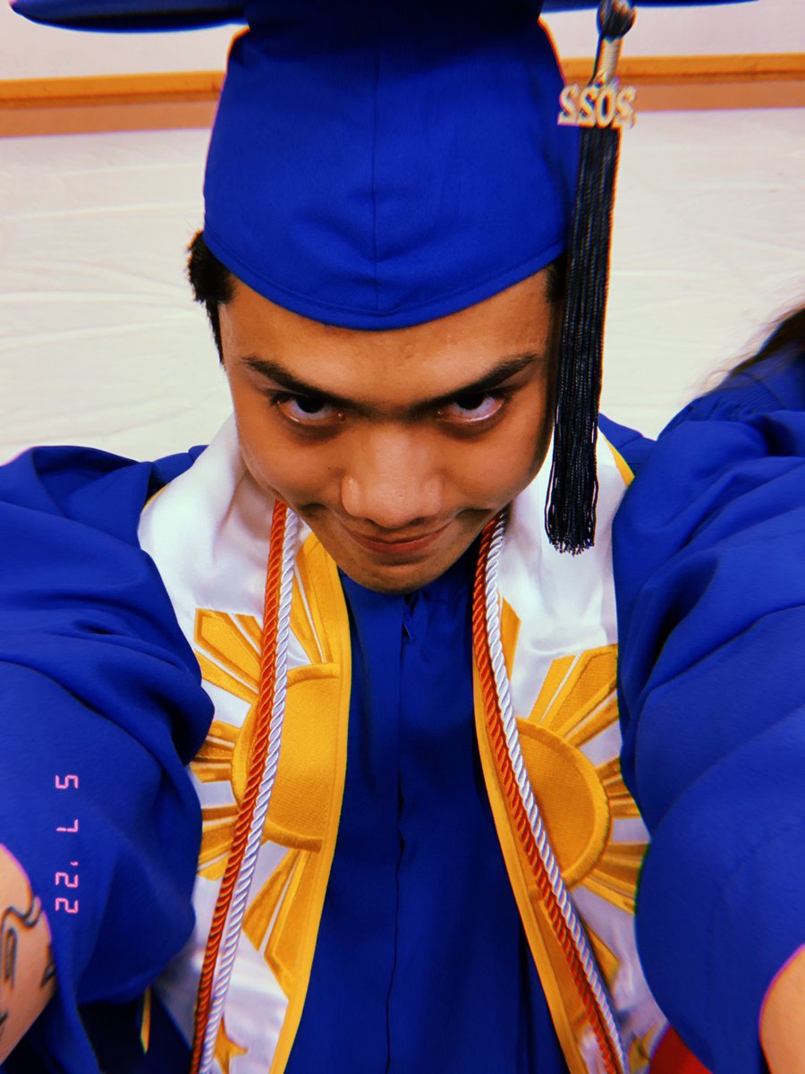 andrewbasco's tweet photo. guess who’s a first generation college graduate 😻 https://t.co/mfmTn8Chin