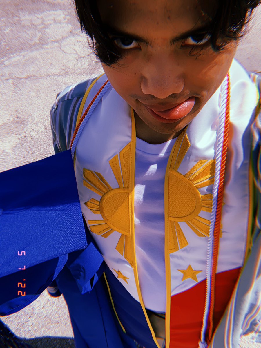andrewbasco's tweet photo. guess who’s a first generation college graduate 😻 https://t.co/mfmTn8Chin