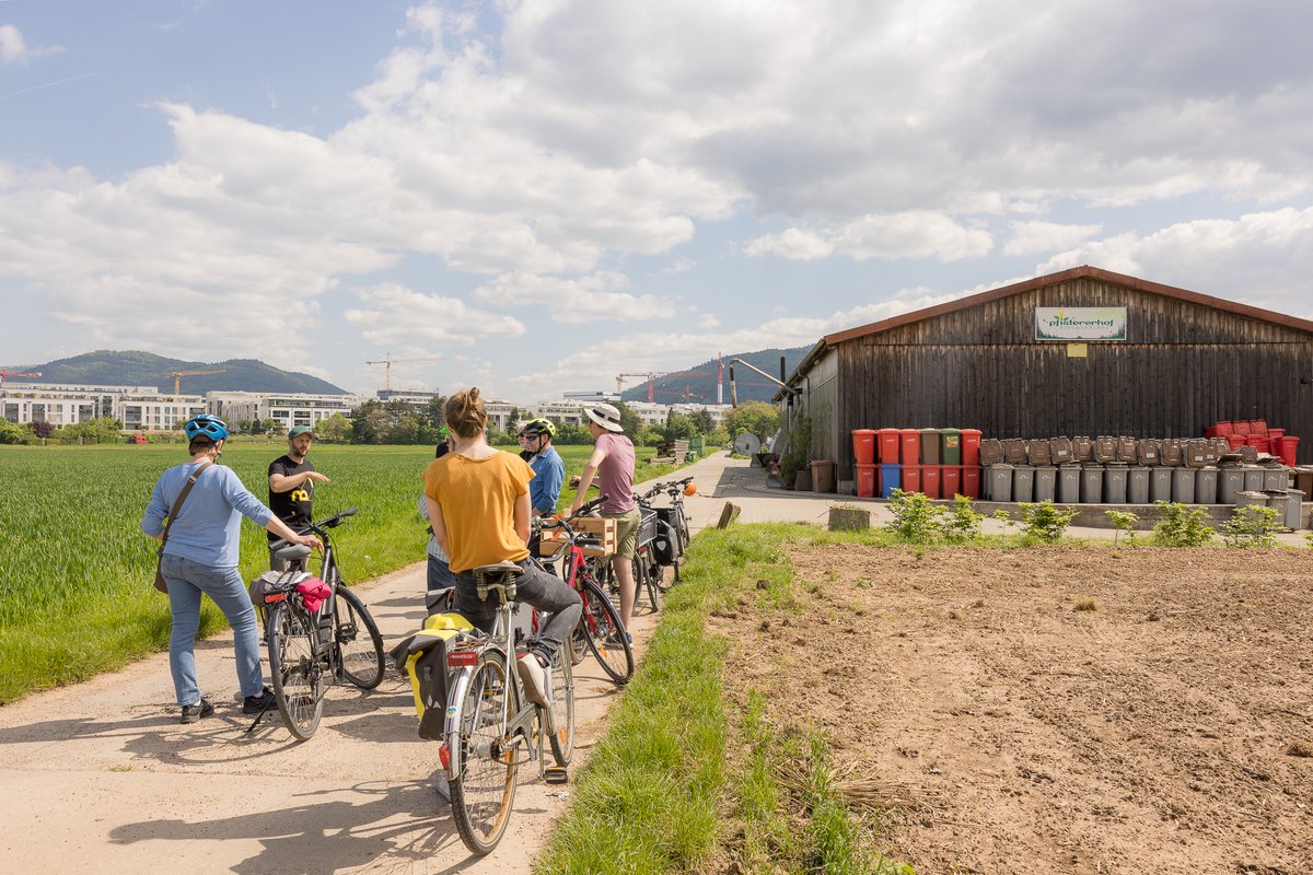 IBAHeidelberg's tweet photo. Gestern ging’s MIT und UMs Fahrrad zu den beiden IBA-Projekten Landwirtschaftspark und Neue Neckarbrücke. 🌻🌾🚲 

#ibafinale #iba22 #wissenschafftstadt #landwirtschaftspark #neueneckarbrücke 

Fotos: 1-3 Sabine Arndt, 4 IBA Heidelberg https://t.co/gWUjl7vmA4
