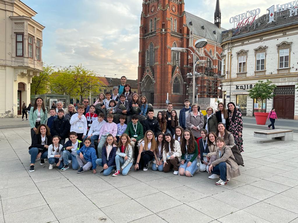 moreno_jfm's tweet photo. A beautiful day in #Osijek,  #Croatia ❤️
#erasmus #erasmusplus #EMS2 #erasmusproject #colaboration #inclusive #nationalities 🇭🇷🇵🇹🇪🇸🇫🇷🌎🇪🇺 Caring, guarding, preserving the #environment - responsibility of all of us. @EUErasmusPlus #ODS https://t.co/rWNzFVNw2n