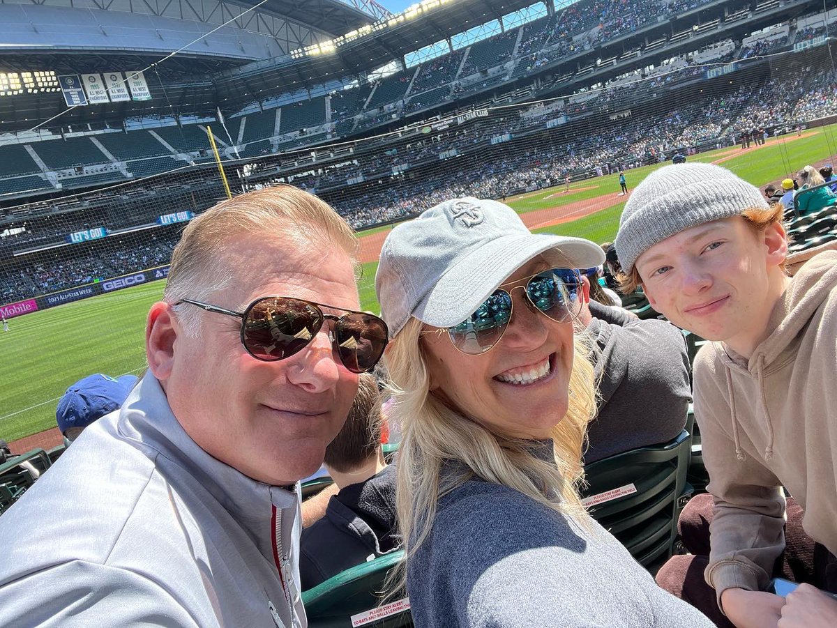 becky_tilev's tweet photo. #whereiroot 💙💛 let’s go Mariners!! https://t.co/3CleHwUzRt