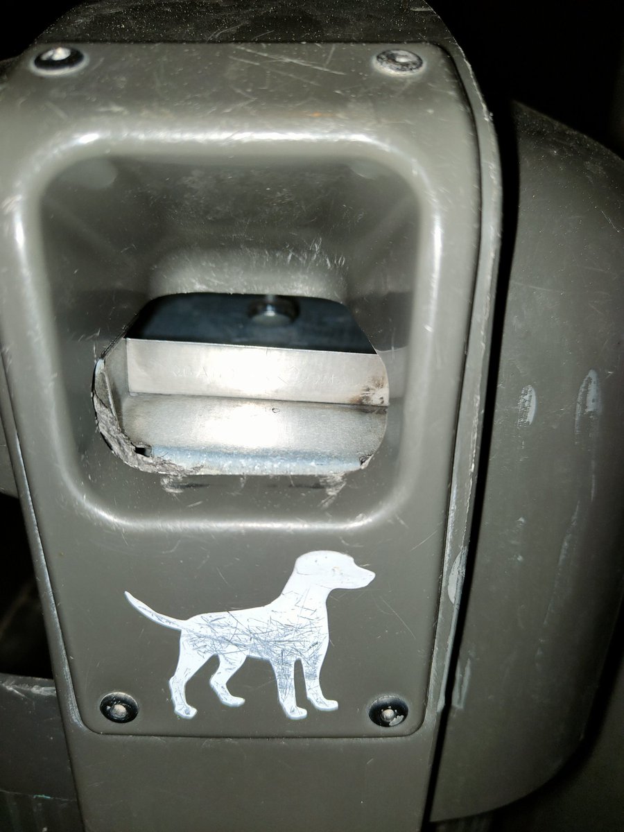 mikneuk's tweet photo. @Lineamadrid  Más de 3 meses sin bolsas para los perros en calles Rávena, Versalles y resto de la zona; cuando era un servicio que se prestaba a diario. Todas las noches pasaba una furgoneta del ayuntamiento y reponía las papeleras con bolsas para perros.  Servicio desaparecido. https://t.co/cviL6vpRJ9