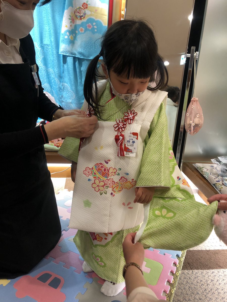 karupin0525's tweet photo. 先日は七五三の為に娘にどんな色や柄が似合うか試しに試着させてみた。何着せても可愛い😍それと同時に大きくなったなぁと感慨深い。 https://t.co/WqtCT03gFP