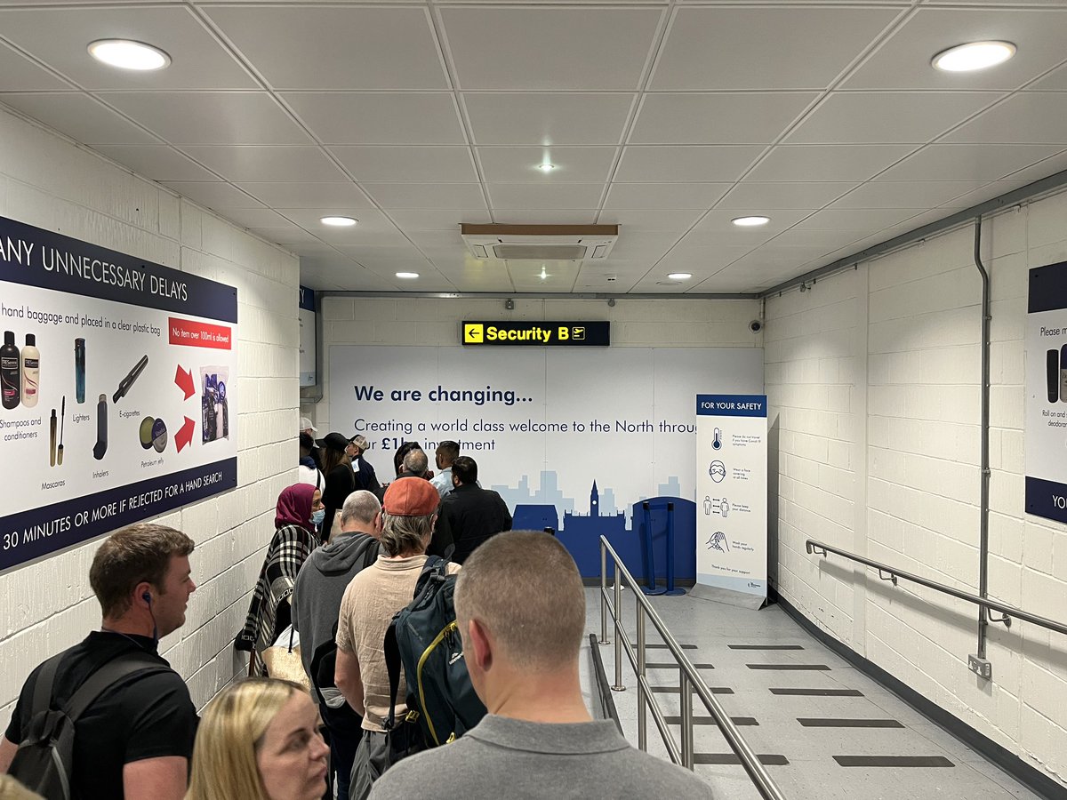 simonjwils's tweet photo. Anyone travelling out of Manchester airport in the near future, leave yourself PLENTY of time! The queues are hours long (and I mean hours) and people are missing flights! Never seen anything like it since I started travelling ✈️ https://t.co/nEIm4vGME1