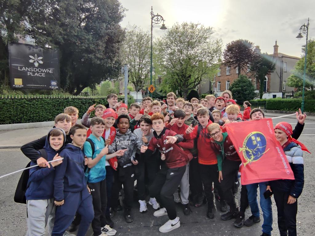On behalf of <a href="/KinsaleRFC1/">Kinsale RFC</a> #u14s Thanks to <a href="/andrew_trimble/">Andrew Trimble</a>  for letting us take kidnap you for this picture after the #MUNvTOU game yesterday.
#rugbyfamily 
<a href="/MRSC16/">Munster Rugby SC</a> <a href="/Munsterrugby/">Munster Rugby</a>