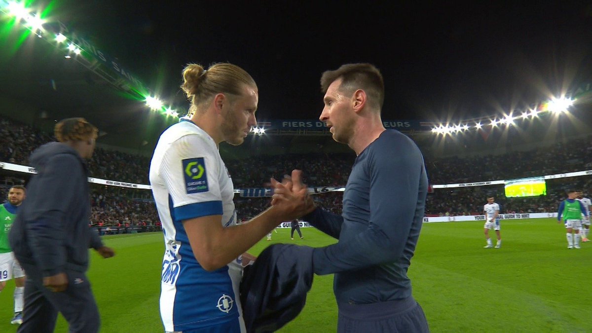 FreeFoot's tweet photo. Il en rêvait… Lionel Messi a récupéré le maillot de son idole Renaud Ripart à la fin du match.

#PSGESTAC #PSG #ESTAC https://t.co/Z387bwTDyi