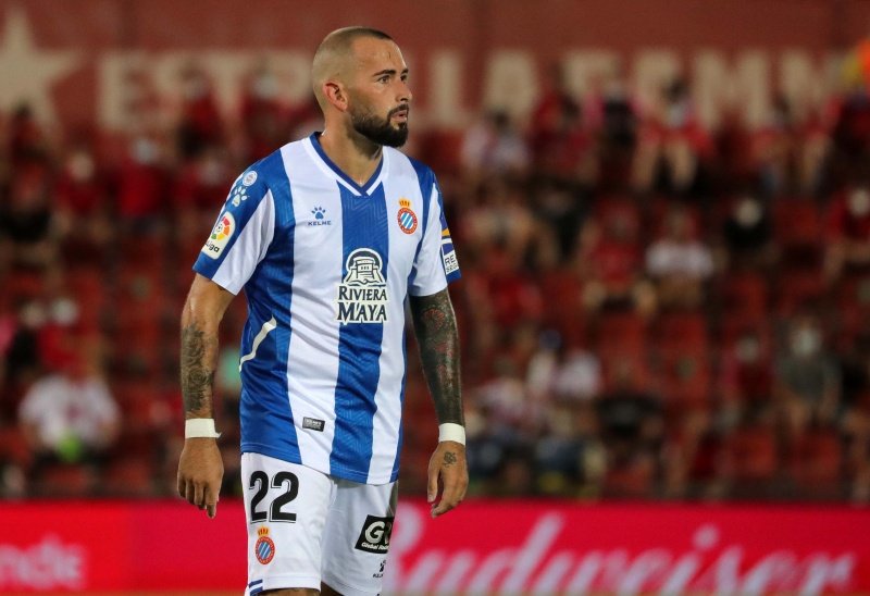 ALEIX VIDAL. Más errores que el examen de conducir de Farrukito. Ha hecho internacional a todos los extremos izquierda de la Liga. No los conoce por la cara, sino por el culo porque siempre le ganan la espalda. Su lateral hace más aguas que el manantial de Lanjarón. #rcde