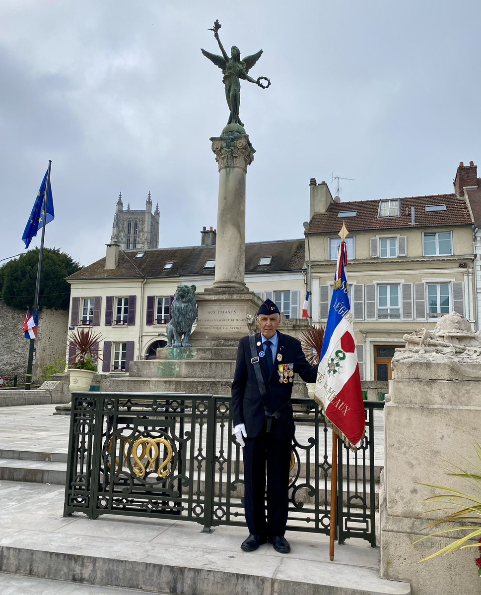 CollegeHDunant's tweet photo. Mmes CHARPIGNON et NASR (Éducation Musicale) et M. DEVAUREIX (Arts Plastiques). 
Des scènettes, des réalisations artistiques et des Chants (Marseillaise et Hymne européen) pour accompagner cette célébration #Devoir de mémoire. https://t.co/UafdGpTpNZ