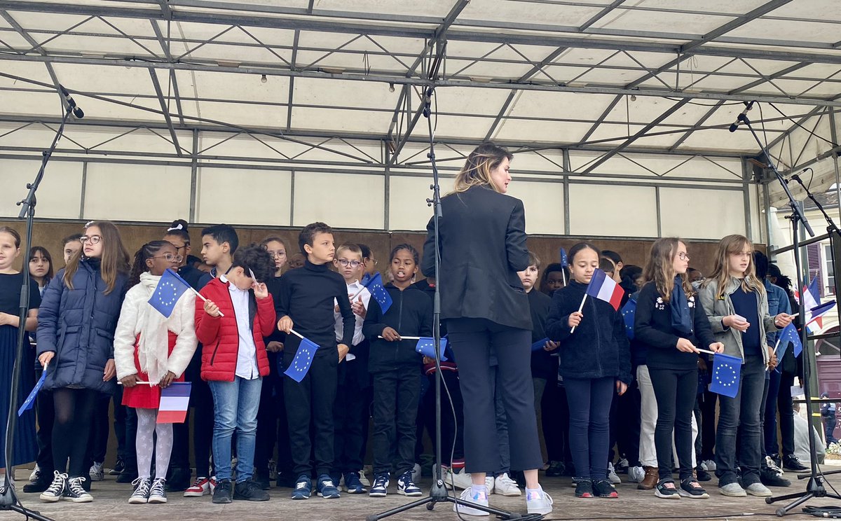 CollegeHDunant's tweet photo. Mmes CHARPIGNON et NASR (Éducation Musicale) et M. DEVAUREIX (Arts Plastiques). 
Des scènettes, des réalisations artistiques et des Chants (Marseillaise et Hymne européen) pour accompagner cette célébration #Devoir de mémoire. https://t.co/UafdGpTpNZ