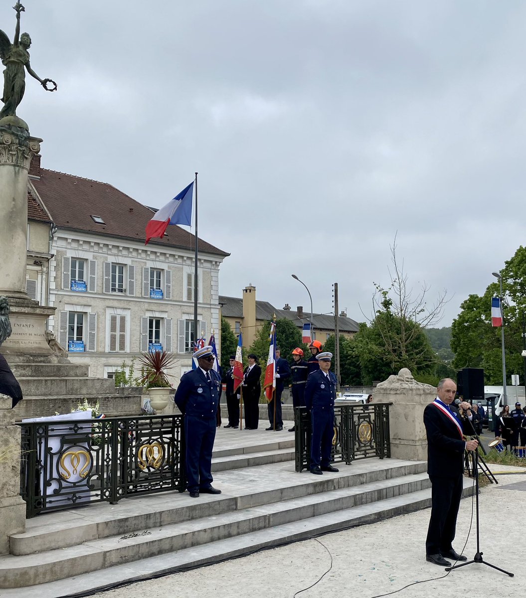 CollegeHDunant's tweet photo. Mmes CHARPIGNON et NASR (Éducation Musicale) et M. DEVAUREIX (Arts Plastiques). 
Des scènettes, des réalisations artistiques et des Chants (Marseillaise et Hymne européen) pour accompagner cette célébration #Devoir de mémoire. https://t.co/UafdGpTpNZ