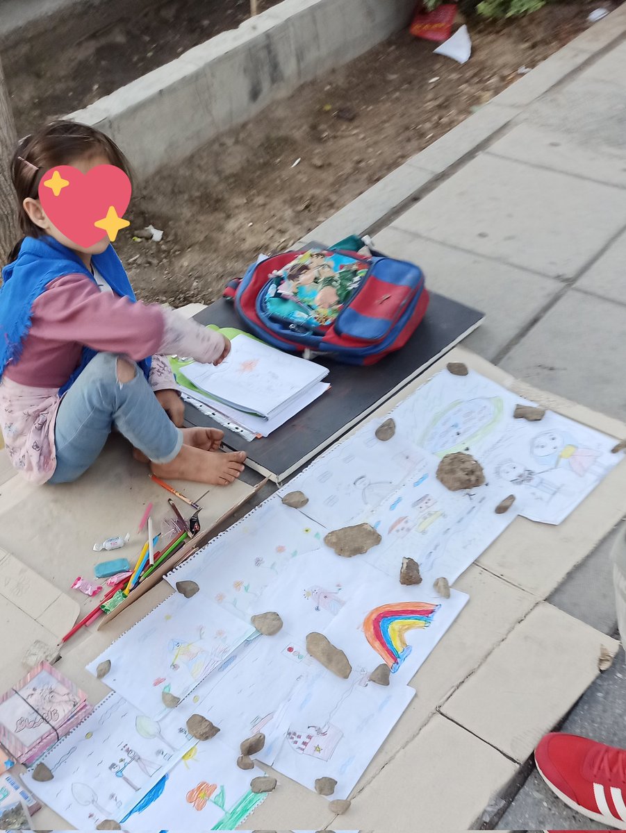 mammadahwazi's tweet photo. کودک بود ولی دنیای بزرگی داشت، هر وقت که رد میشم یه نقاشی ازش میخرم، دوست داشتم تمام نقاشی هاشو بخرم، ولی میترسیدم دیگه نقاشی نکنه، از سمت تئاترشهر که به انقلاب برید، قبل از شیرینی فرانسه، نقاشی های قشنگ ایشونو می بینید. اگه دوست داشتید بخرید https://t.co/GDL2uDYUPn