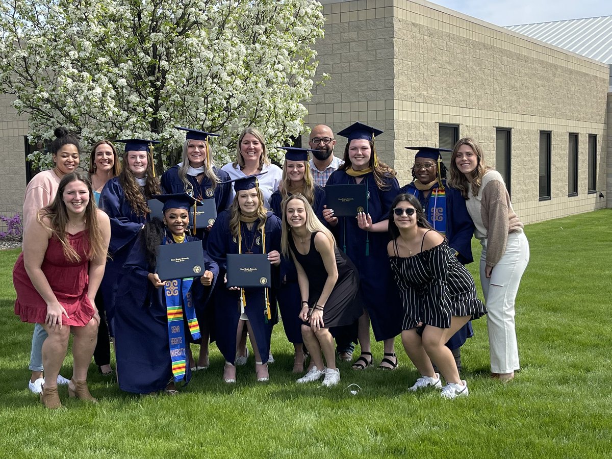CoachMoRammuny's tweet photo. Congratulations to our graduates! Extremely proud of you ladies!! @Shuwbk1 https://t.co/kZOBviFWNT