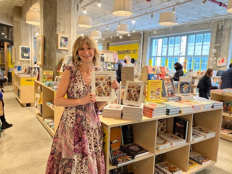 POWERHOUSEatIC's tweet photo. We had a great event today with Jessie Sheehan! Come pick up your copy of her book, "Snackable Bakes"
#industrycity #sunsetpark #snackablebakes #shopindiebookstores #indiebookstore #powerhousebooks https://t.co/rws3MjK3hj