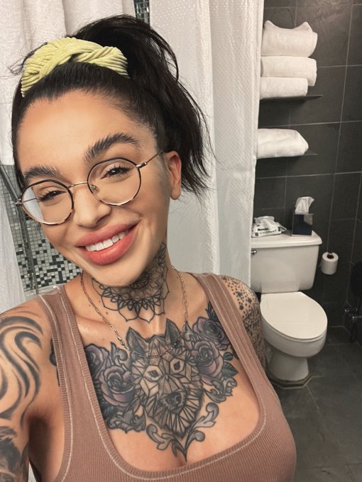 Just me &amp; a toilet 🚽 https://t.co/d5UYNZMHmn<a href="/tag/newprofilepic"class="tags"><span>#newprofilepic</span></a>