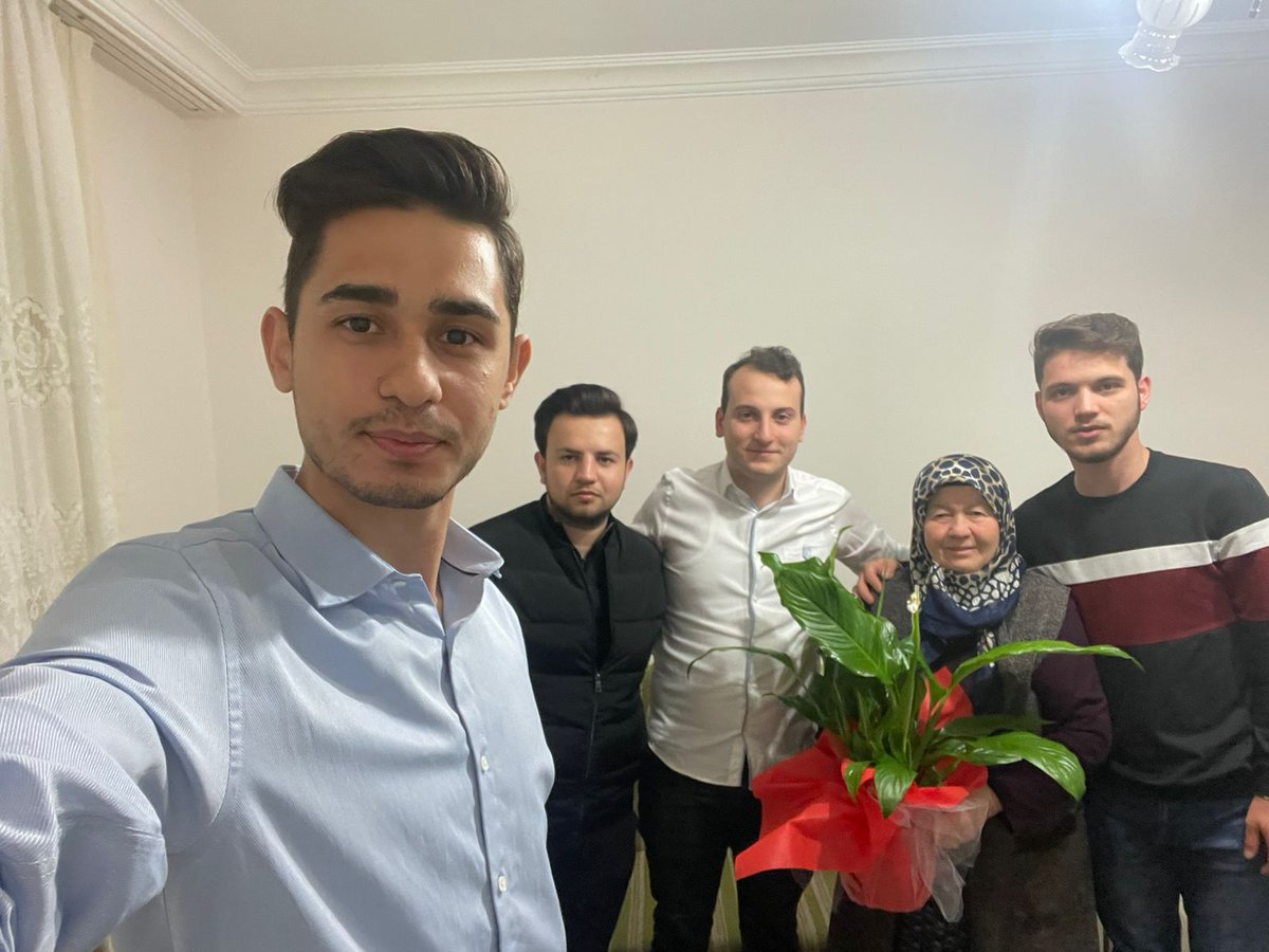 M_Erdogan2's tweet photo. .@akgenclikankara nın annesi @SemeFadik teyzemizi anneler günü vesilesi ile ziyaret ettik.💐

@efedemirhann https://t.co/OEk7UmX1Pf
