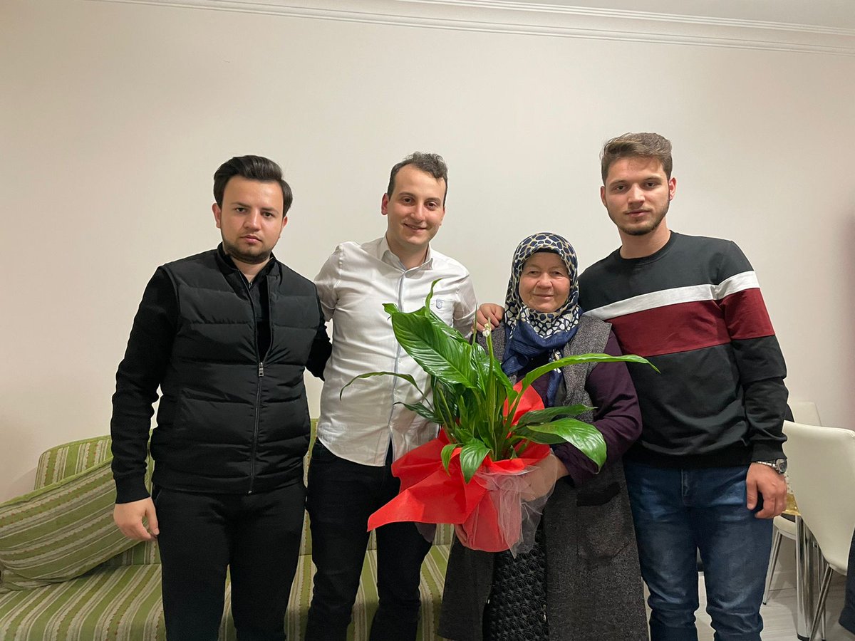 M_Erdogan2's tweet photo. .@akgenclikankara nın annesi @SemeFadik teyzemizi anneler günü vesilesi ile ziyaret ettik.💐

@efedemirhann https://t.co/OEk7UmX1Pf