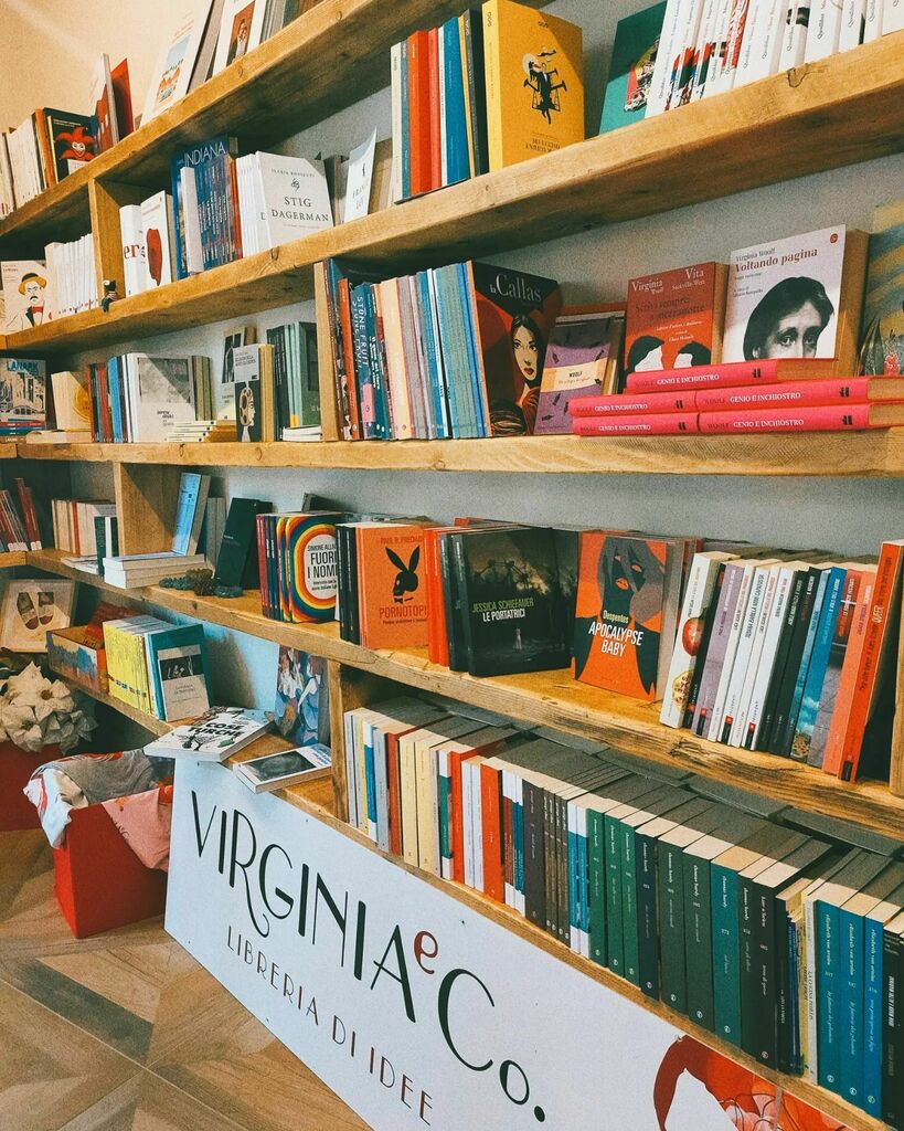 fraboldserif's tweet photo. @virginia_e_co_libreria ha riaperto nella sua nuova sede in centro Monza e non potrei essere più contenta 📚 https://t.co/lRHMP6uo3t https://t.co/nNqu30Y1sT