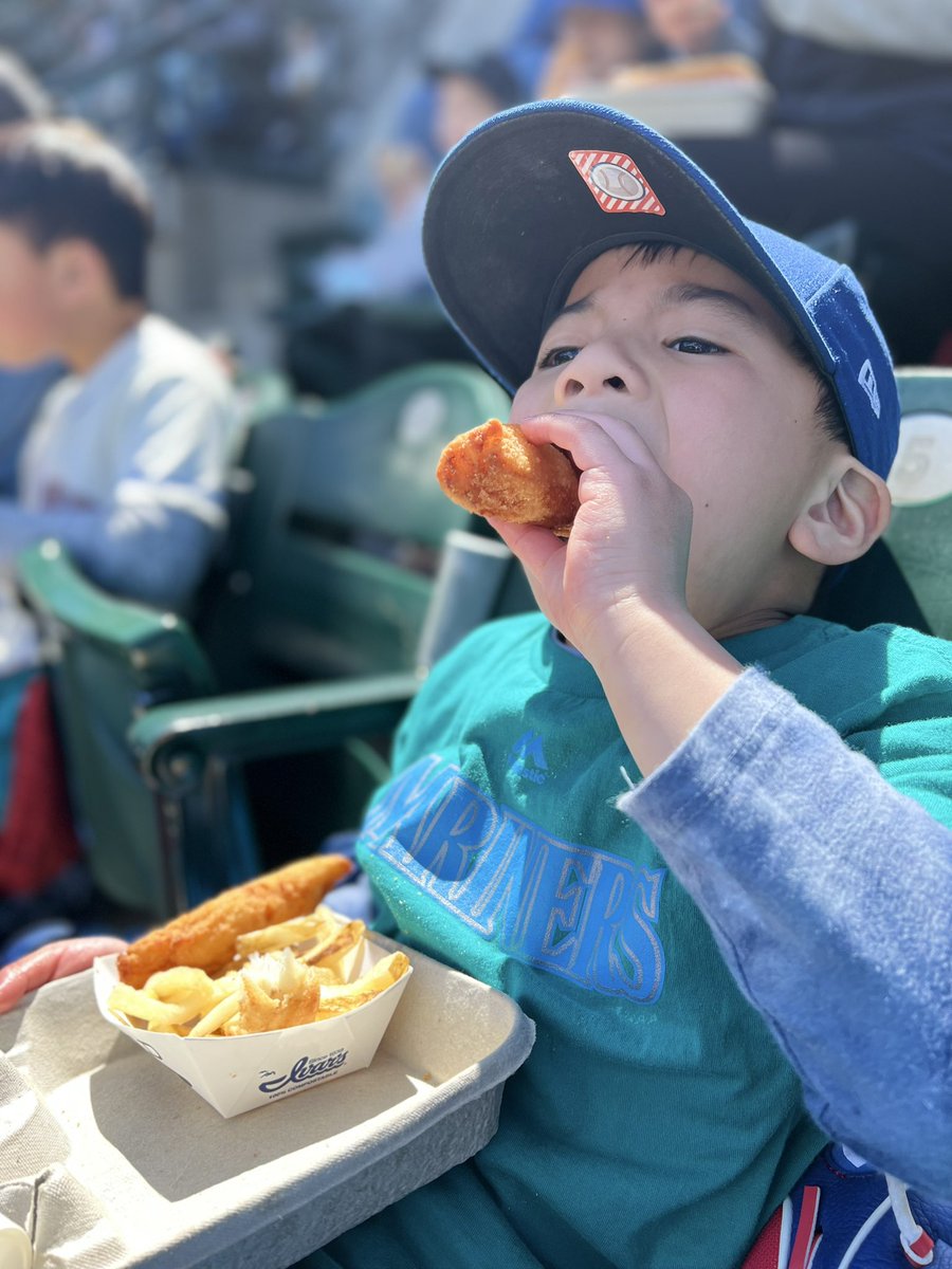 gcanceko's tweet photo. These @Mariners fans ❤️ their @IvarsClam #nomnom #SeaUsRise #pnwbaseball https://t.co/8O2aYRXvHV