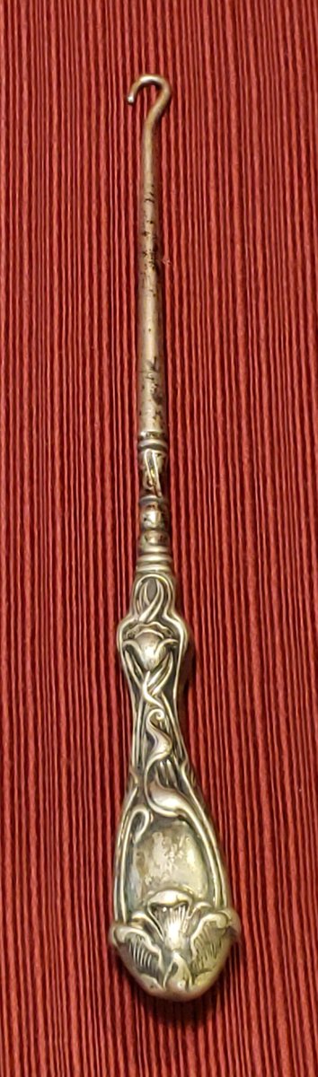 atticesoterica's tweet photo. Vintage Silver Colored Metal Shoe Button Hook With Decorative Handle With A Floral And Vine Motif https://t.co/puDUdZaqaG #Vintage #AtticEsoterica #BestOffer #Collectibles #DressingAid https://t.co/MAVROJurNm