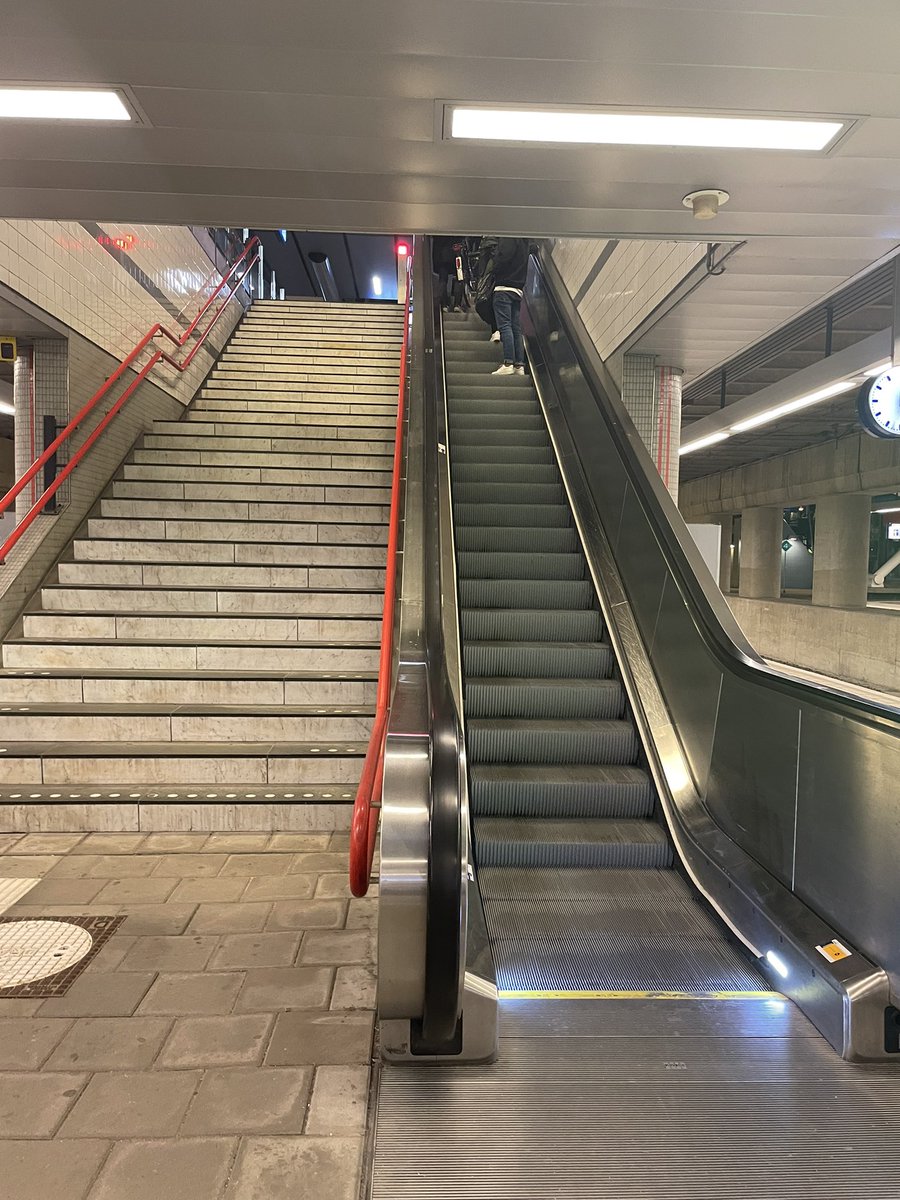 suzanne_GL's tweet photo. Ik krijg net een email dat een enkele roltrap op een station dezelfde hoeveelheid energie verbruikt als 20 huishoudens. https://t.co/Ko976Nj9Wn
