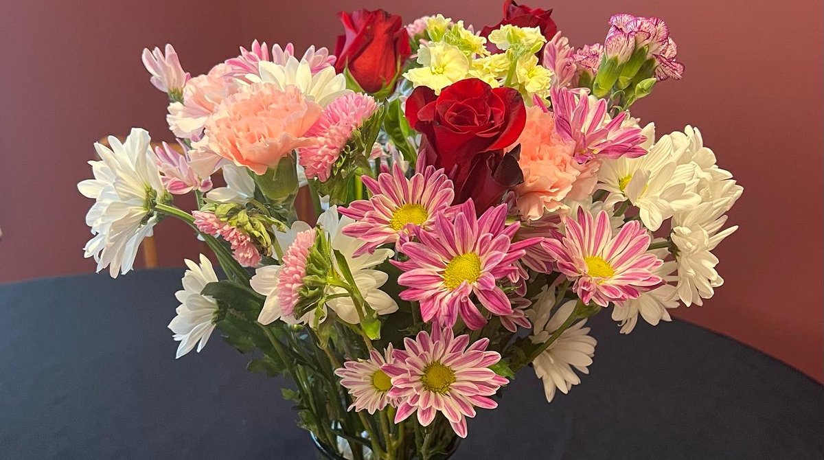JanethROficial's tweet photo. Que la gracia y el favor de Dios siempre las haga tan radiante y que con su luz puedan impactar vidas. Que este y todos los días sean lleno de sonrisas y buenos momentos.FELIZ DÍA para todas LAS MADRES que celebran hoy🙌🏻♥️💐
#happymothersday  #sushi #icecream #sandwiche #flowers https://t.co/01ooDnAkTk