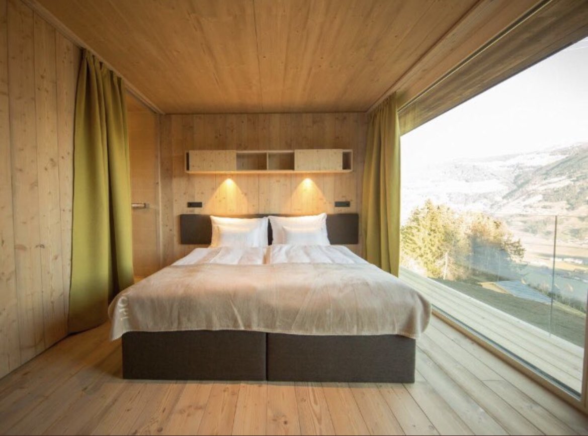 كوخ قمة الفخامة 
في📍فونغيبيرغ
 قريب من #فيوغين
مطل على #وادي_زيلرتال
الاطلالة خيال
✅ حديقة
✅ تراس
✅ ساونا خاص
التقييم 9.2👌
شوف الصور واحكم

#زيلامسي 100 كيلو
#بيرتيساو 15 كيلو
#إنسبروك 50 كيلو

booking.com/hotel/at/das-w…