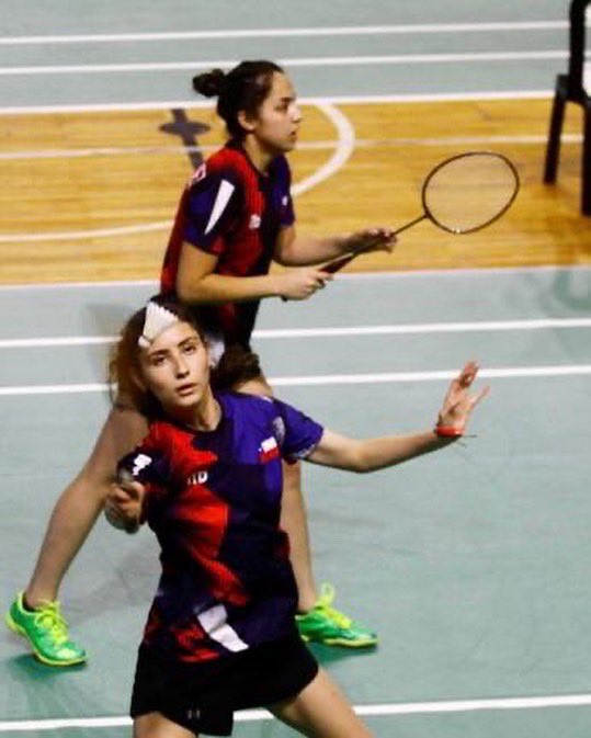 INDChileOficial's tweet photo. ¿Y si sumamos dos bronces más en @JSJRosario2022 🙌? El #TeamChile 🇨🇱 de Badminton ganó 🥉🥉 en doble femenino y mixtos. ¡Buen torneo de los #PromesasChile Rosa Quilodrán (Araucanía) y Benjamín Bahamondez (Antofagasta) y de Valentina Vásquez! #ChileCompite 
📸 @TeamChile_COCH ✌️ https://t.co/TydCZHduJp