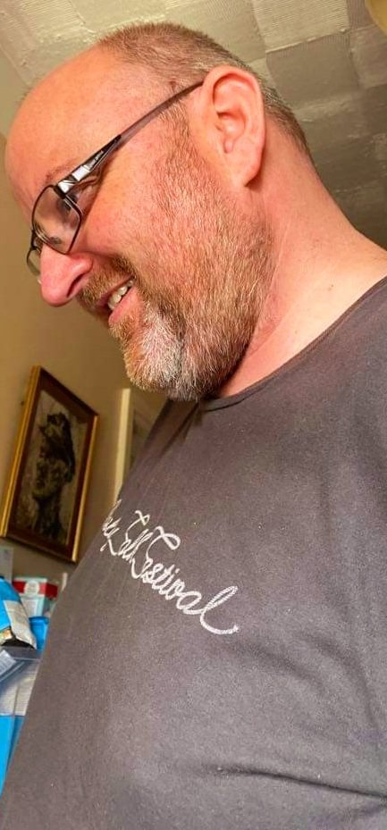 ErnstScribbler's tweet photo. Look at the joy on my little face when my eyes finally alighted on #JaneMcDonald singing Cake by the Ocean. It was like a religious experience but with Jane as my deity and the lyrics of Cake by the Ocean as my scared text #KeepOnHoping #GoCrazyCrazy https://t.co/kjGjTOC5e4