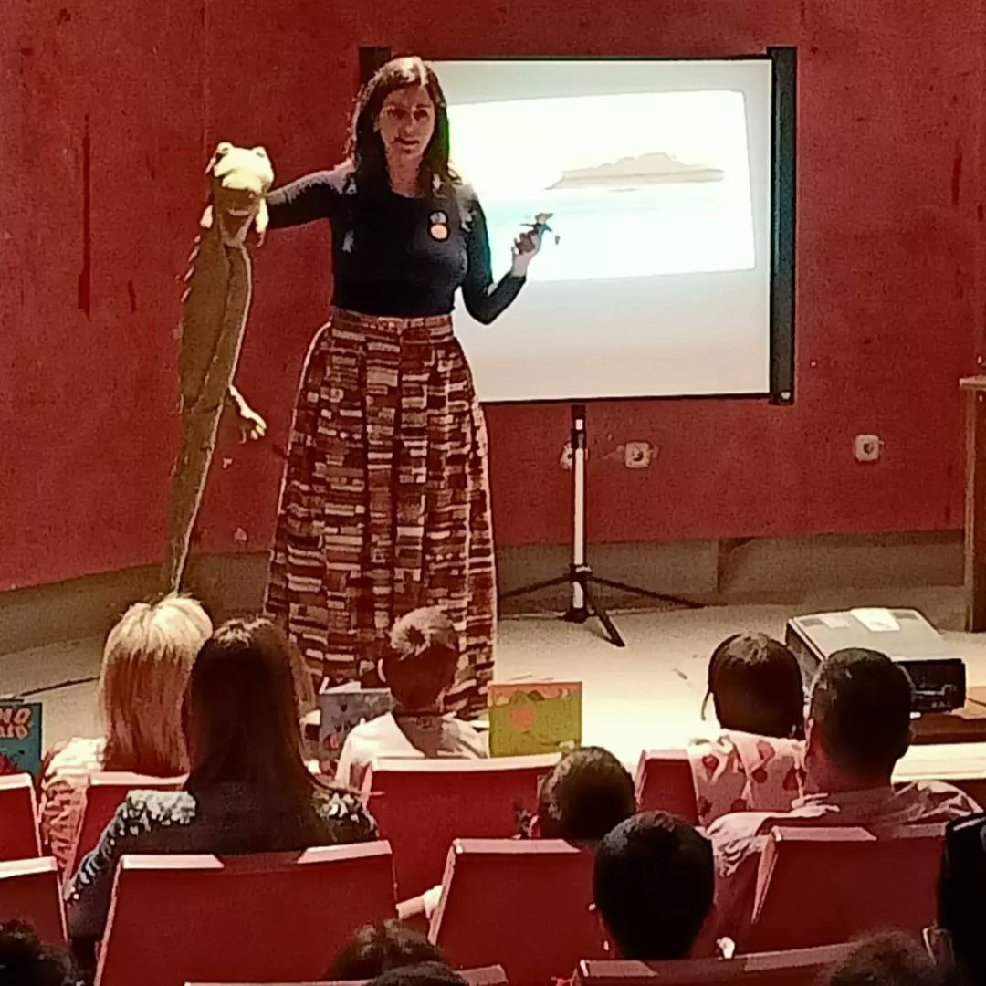 VqCuenta's tweet photo. ¡Qué bien lo pasamos esta mañana en #Navatejera con los cuentos de @EmmaSVarela conmemorando el Día Internacional del Comercio Justo!
Gracias a tutti por asistir y a @JuanjoMoro por las 📷
Puedes apoyar y hacerte soci@ por solo 10€/año por familia: villaquilambrecuenta@gmail.com https://t.co/QtdX9oAsEY