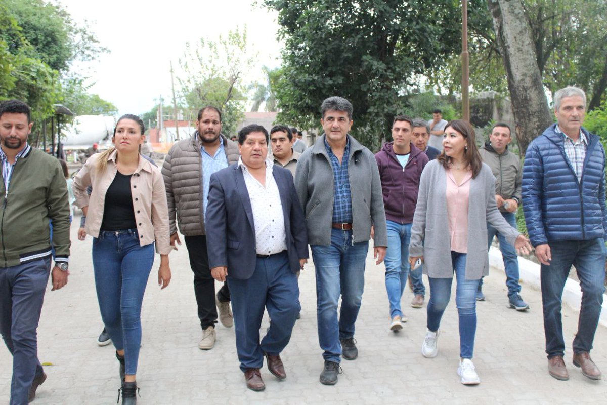 fabiansoriaok's tweet photo. Analizamos el avance de la repavimentacion en calle Azcuenaga que se lleva a cabo con planta asfáltica y mano de obra municipal. También están realizando la repavimentacion con pavimento articulado con adoquines, 300 metros lineales con cordon cuneta pintura e iluminación. https://t.co/0ElPP4wEyf