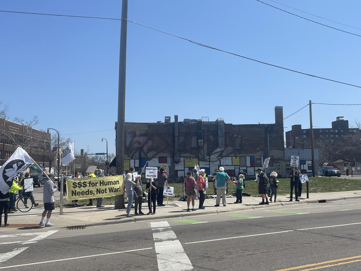 Yesterday the anti-war movement took over all four corners of the Lake & Minnehaha intersection in Minneapolis — where the 3rd precinct burned during the George Floyd uprising — and said NO to U.S. wars. https://t.co/TfDMMzkDu7