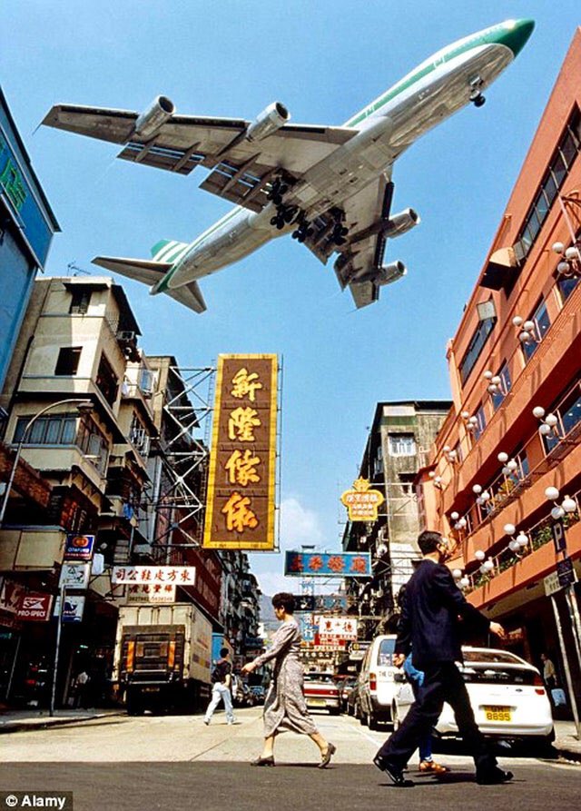 ClassicsPlanes's tweet photo. A Cathay Pacific B747-200 seen here in this photo at Hong Kong Kai Tak in the 1980s #avgeeks ©- See photo https://t.co/bToEjUDjj7