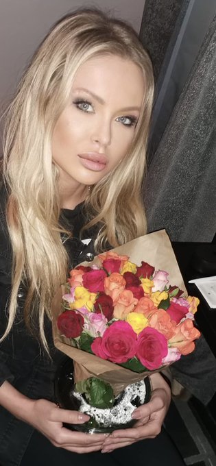 #Romance In #Paris #flowers 🌹🌹🌹 https://t.co/T1vJXO4AE8<a href="/tag/romance"class="tags">#Romance</a><a href="/tag/paris"class="tags">#Paris</a><a href="/tag/flowers"class="tags">#flowers</a>