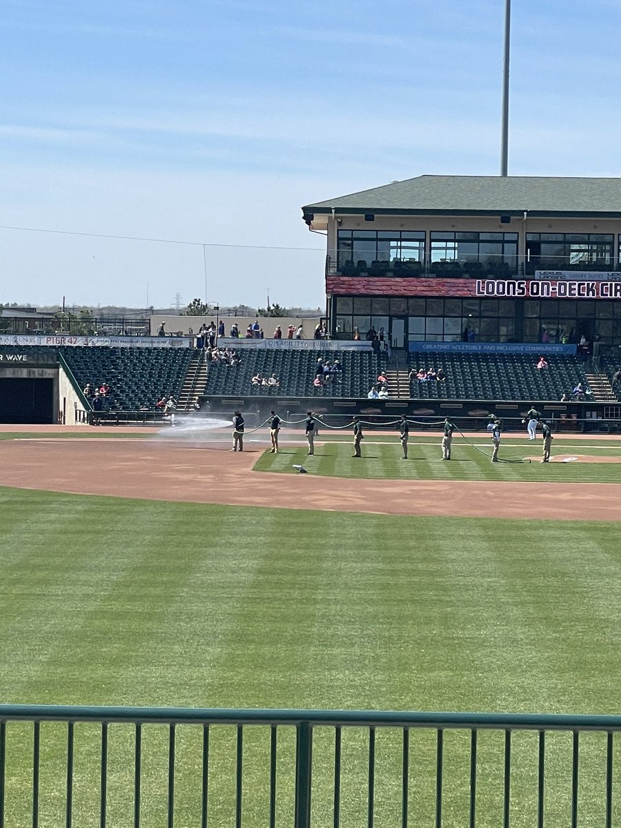 WirtzOnSports's tweet image. The field looking beautiful on this Sunday afternoon. @JeffRoss2015 and his crew doing a magnificent job, as always! #LoonsBaseball