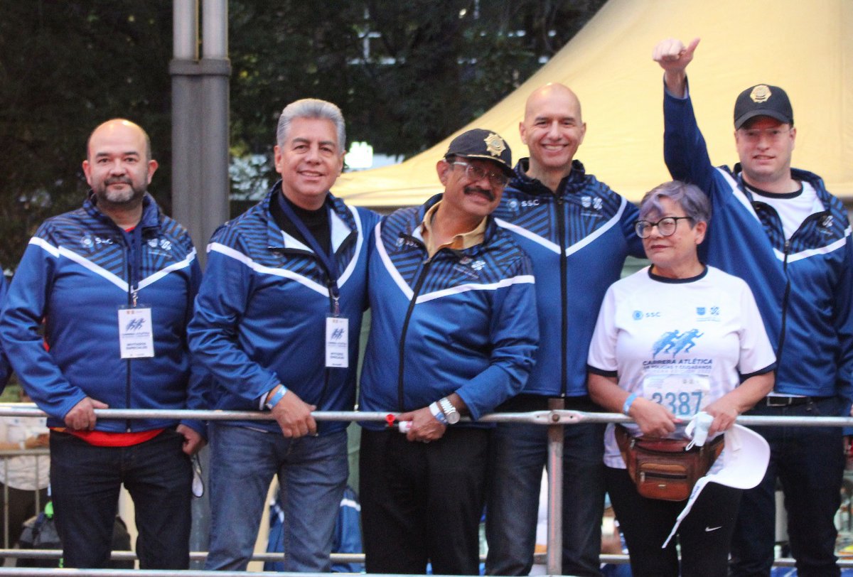 CANACOMexico's tweet photo. El pdte. de #CanacoCDMX, @JesusRodCar, asistió a la Primera Carrera Atlética de Policías y Ciudadanos 2022, cuyo objetivo es fomentar un estilo de vida saludable y fortalecer la relación entre los ciudadanos  de la CDMX y su policía. https://t.co/5qIMlFfmAk