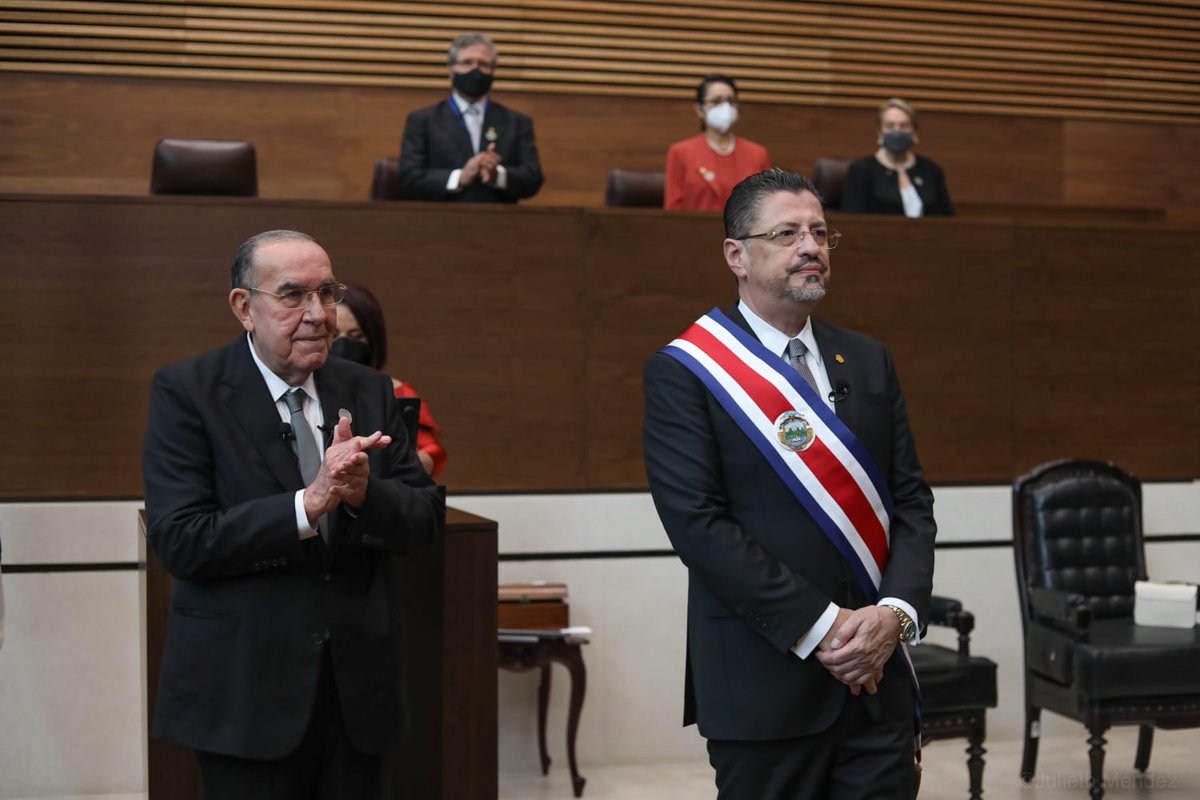 Rodrigo Chaves Robles es el presidente número 49 de Costa Rica 
#8demayo #radiosucr #rutalectoral #costarica