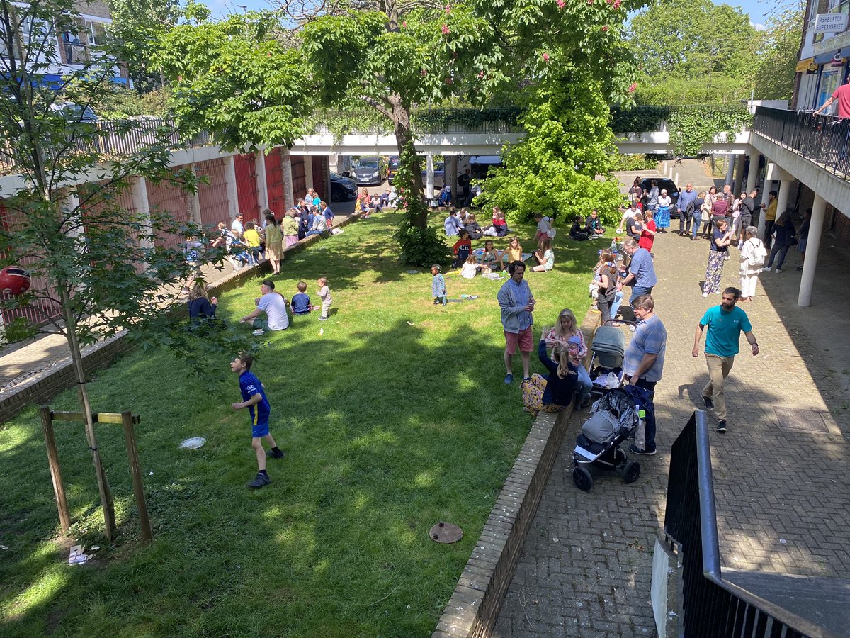 PutneyFleur's tweet image. Great to join the @swlvineyard community lunch in Tildesley Road today and have a special tour of the Yard, home to a cafe, Citizens Advice, Food Bank and Babygro donations of clothes and equipment for babies. 

#WestPutney #community