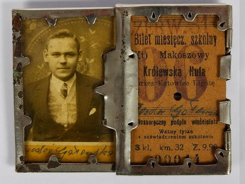 w_dinges's tweet photo. Bilet miesięczny szkolny w praktycznym etui. Zadowolony właściciel: Teodor Gałonska.

(Zabrze) Makoszowy - Królewska Huta (Chorzów Miasto) przez Katowice Ligotę. VI 1931 r.

Ufam, że w 2028 r. bilet w podobnej relacji znów będzie możliwy (#KolejPlus @metropoliagzm @PKP_PLK_SA ) https://t.co/qYQc2k8nLK