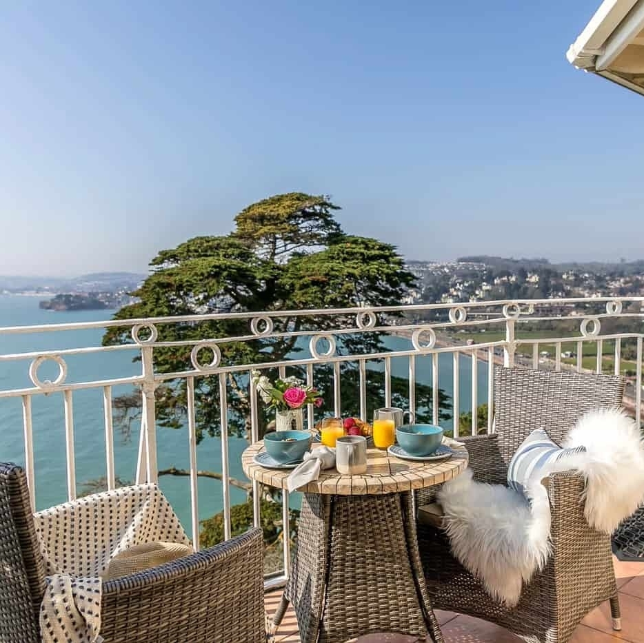 FabHolidayCott's tweet photo. Experience sun-kissed coastal living in this sunny second-floor apartment on the English Riviera. 
☀️With Summer 2022 Availability!☀️

https://t.co/blEl8Gh1S4

 #devon #devonholiday #devoncoast   #devonbeach #seaside #traveltime #beachholiday #visitengland 
#seaview #torbay https://t.co/m08mS4KFi8