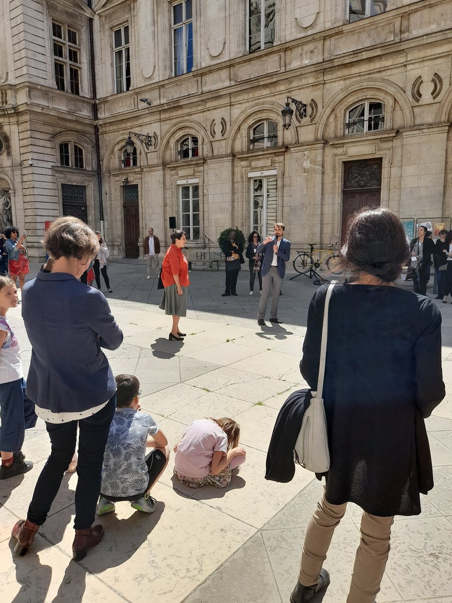 LeoLagrangeLyon's tweet photo. Présence de 3 salariés @LeoLagrange du dispositif peri Lyonnais (@OuaretZ) lors de la rencontre organisée par la ville de Lyon samedi 7 Mai à l'hotel de ville pour présenter le nouveau PEDT 2021-2026 et les actions concrètes déjà réalisées par/pour les enfants et familles. https://t.co/jBQuFcU5YU