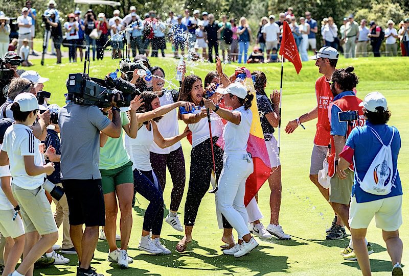 GolfCircus's tweet photo. 📌⛳️ Impresionante Ana Peláez que conquista a lo grande el Comunidad de Madrid Ladies Open. Enhorabuena!!! 👏🏼👏🏼👏🏼🔝🏆🏆🏆

Información completa ↙️
https://t.co/Ld607MglgZ

#comunidaddemadridladiesopen #LET #Clubdegolfjaramarace #rfeg #madrid #rfga #anapelaez https://t.co/XQr1IzTQcw