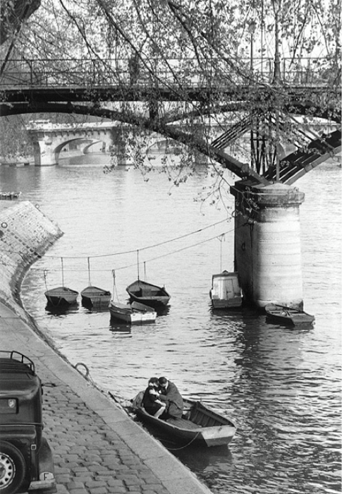 Valmad7's tweet photo. Paris en 1957
les amants du Pont des Arts
photo de  Willy Ronis https://t.co/ZfOuPujLVf
