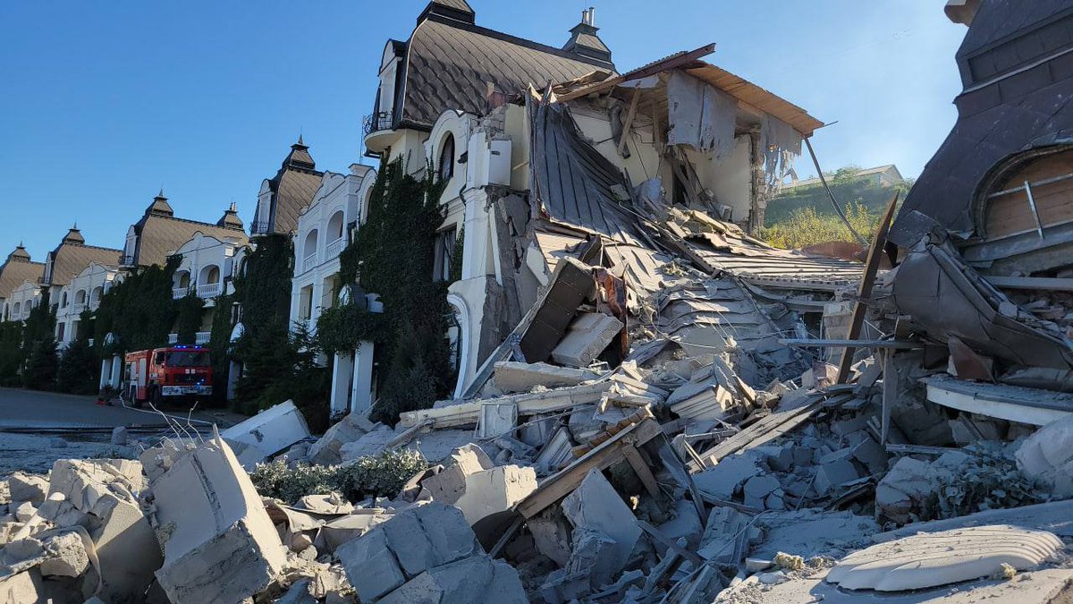 UASunflower's tweet photo. Today, russian terrorists demilitarized a hotel in Odesa on the Black Sea coast.  
Several people were injured by shrapnel.

#Ukraine #RussiaWarCrimes https://t.co/xRG3hlWApT