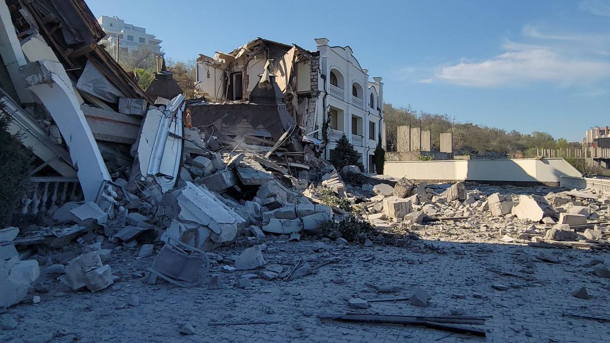 UASunflower's tweet photo. Today, russian terrorists demilitarized a hotel in Odesa on the Black Sea coast.  
Several people were injured by shrapnel.

#Ukraine #RussiaWarCrimes https://t.co/xRG3hlWApT